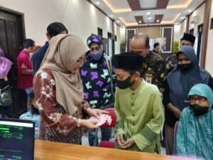 Sri Juniarsih Beri Bantuan Tunai Anak Yatim Dan Lansia, Sebanyak 900 Orang