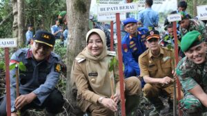 Bupati Berau Beserta Jajaran TNI Menanam Mangrove Di Kampung Teluk Sumanting