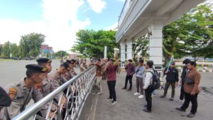 Belasan Mahasiswa Gelar Aksi Unjuk Rasa, Polemik Penutupan Jembatan Sambaliung