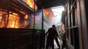 Sijago Merah Kembali Melahap Belasan Rumah Warga di Gang Amal