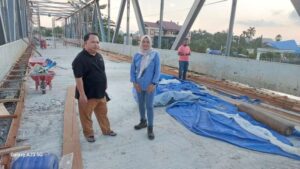 Madri Pani Meninjau Pengerjaan Jembatan Kelay, Optimis Tepat Waktu