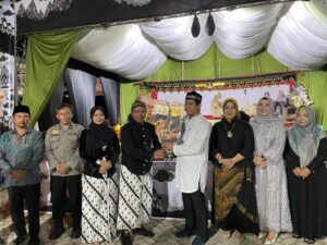 Semar Mbangun Kahyangan: Acara Bersih Desa Meriahkan 1 Muharram 1445 H di Kampung Labanan Makmur