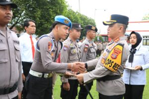 Kapolres Berikan Penghargaan pada Personel Polres Berau