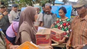 Bupati Berau Meninjau Sekaligus Memberikan Bantuan Kepada Korban Kebakaran di Gang Unyil