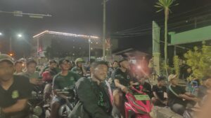 Puluhan Masyarakat Ikut Nobar Di Depan Kantor Disbudpar