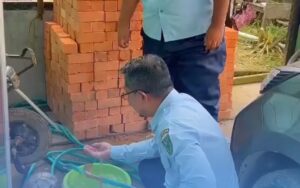 Terima Keluhan Pelanggan, Direktur Perumda Air Minum Batiwakkal Langsung Tinjau Lokasi