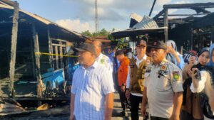 Tinjau Lokasi Kebakaran, Wabup Serahkan Bansos Kepada Korban Terdampak