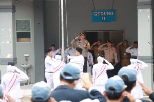 Kapolres Berau Pimpin Upacara Bendera di SMA Negeri 1 Berau