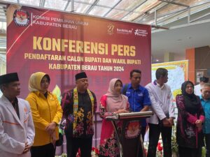 Diiringi Lagu Tari Jepen, Pasangan SraGam Jadi Yang Pertama Daftarkan Diri Ke KPU