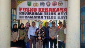 Sambangi Korban Kebakaran di Teluk, Bupati Serahkan Bantuan