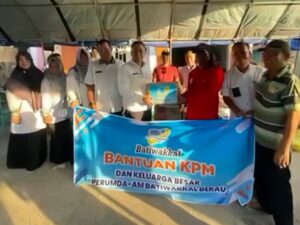 Perumda Air Minum Batiwakkal Berau Serahkan Bantuan Untuk Korban Kebakaran di Teluk