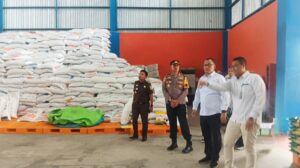 Sambangi Bulog, Pjs Bupati Pastikan Stok Beras Aman