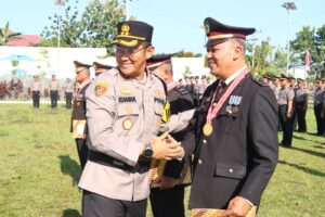 Polres Berau Gelar Upacara Kenaikan Pangkat dan Wisuda Purna Bhakti