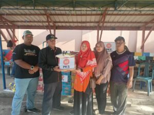 Gerak Cepat, Kader PKS Serahkan Bantuan Untuk Korban Kebakaran di Milono