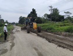 Jalan Poros Gurimbang Diperbaiki, Pemerintah Kampung Kolaborasi dengan Swasta