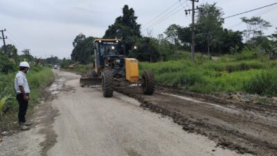 Jalan Poros Gurimbang Diperbaiki, Pemerintah Kampung Kolaborasi dengan Swasta