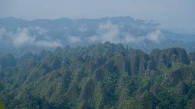 Bukit Karst Sangkulirang-Mangkalihat yang dapat disaksikan dari wilayah Kampung Merabu. © YKAN