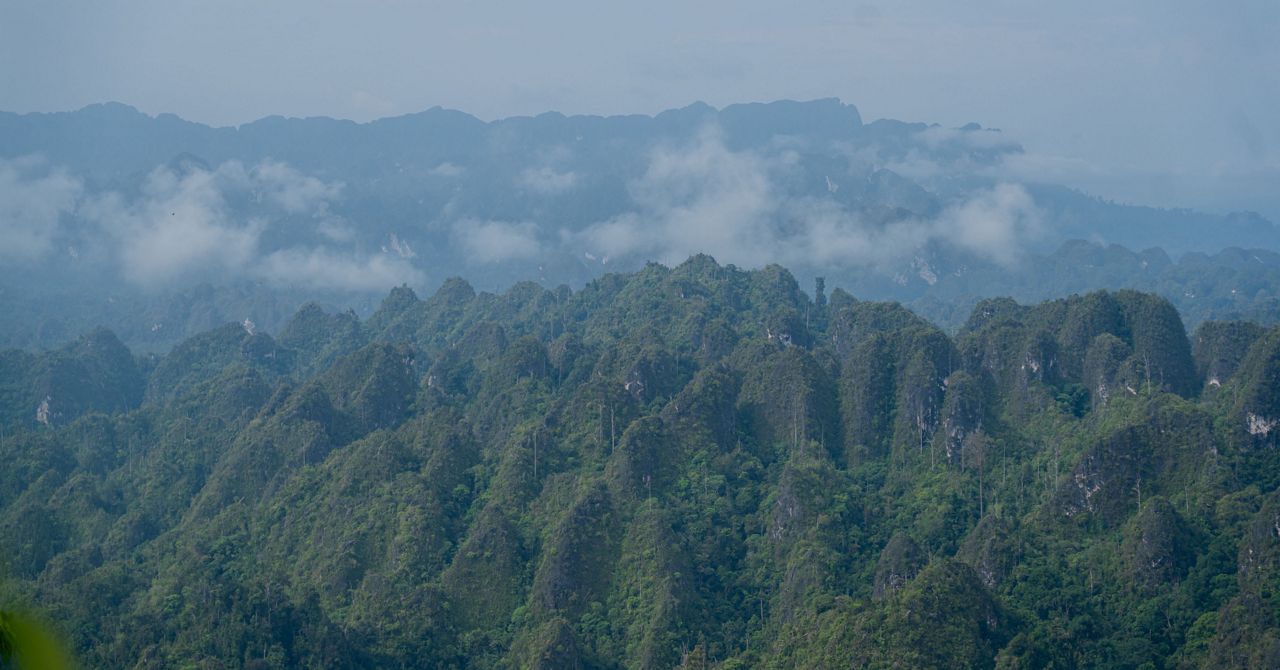 Bukit Karst Sangkulirang-Mangkalihat yang dapat disaksikan dari wilayah Kampung Merabu. © YKAN